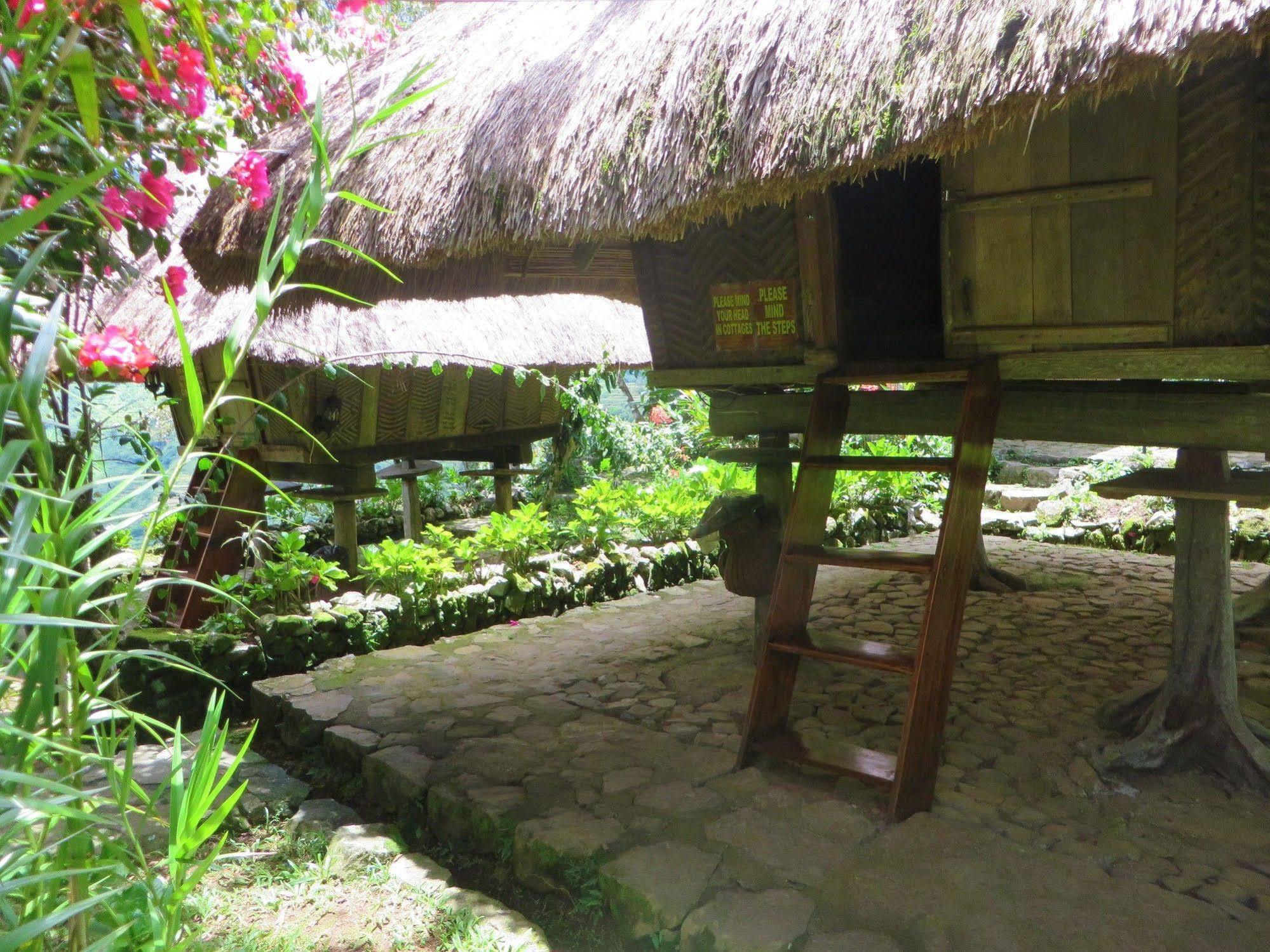 Native Village Inn Банаю Экстерьер фото